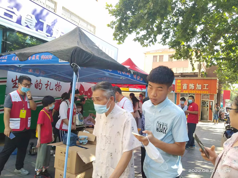 热血真情，，，，，，，，华纳娱乐国货开展无偿献血公益活动