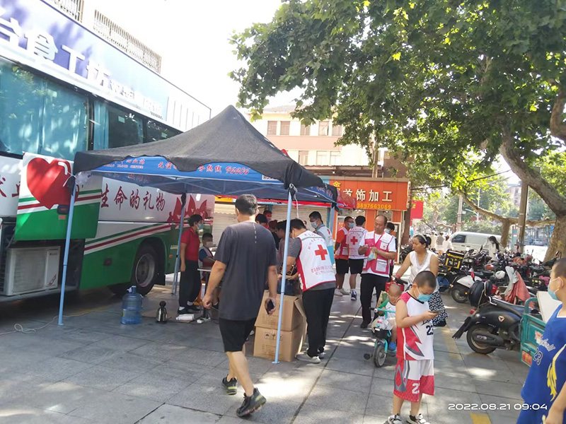 热血真情，，，，，，，，华纳娱乐国货开展无偿献血公益活动