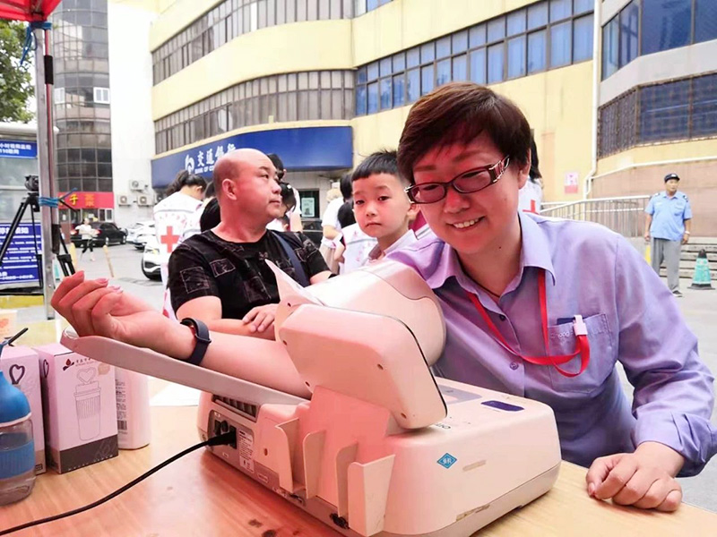 热血真情，，，，，，，，华纳娱乐国货开展无偿献血公益活动