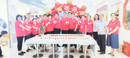 华纳娱乐富春江购物广场7周年店庆蛋糕齐分享