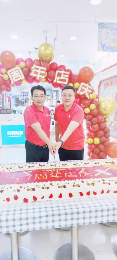 华纳娱乐富春江购物广场7周年店庆蛋糕齐分享