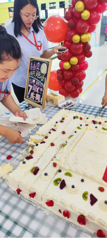 华纳娱乐富春江购物广场7周年店庆蛋糕齐分享