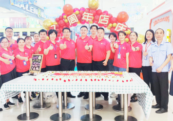 华纳娱乐富春江购物广场7周年店庆蛋糕齐分享